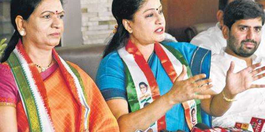 vijaya santhi not campaigning for dubbaka