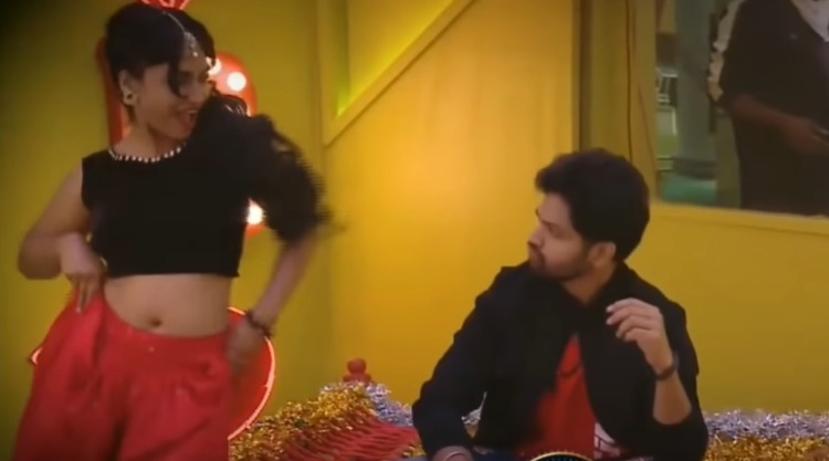 Bigg Boss 4 Telugu Harika Gets Award With Item Rani