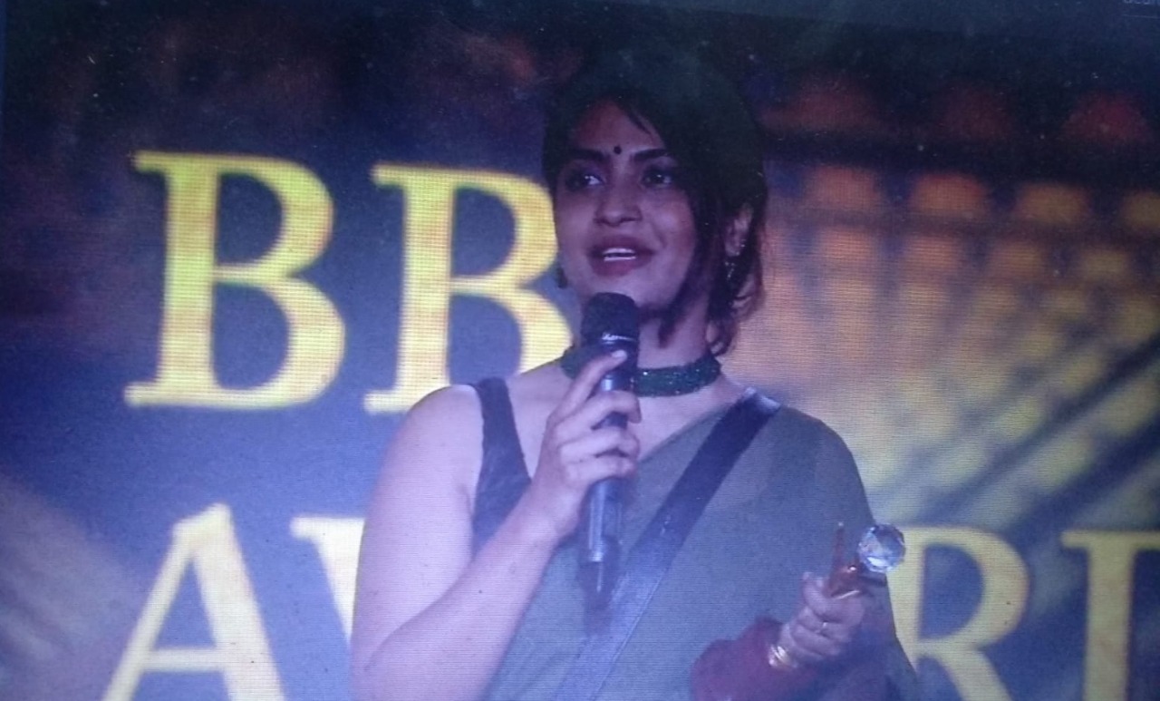 Bigg Boss 4 Telugu Harika Gets Award With Item Rani