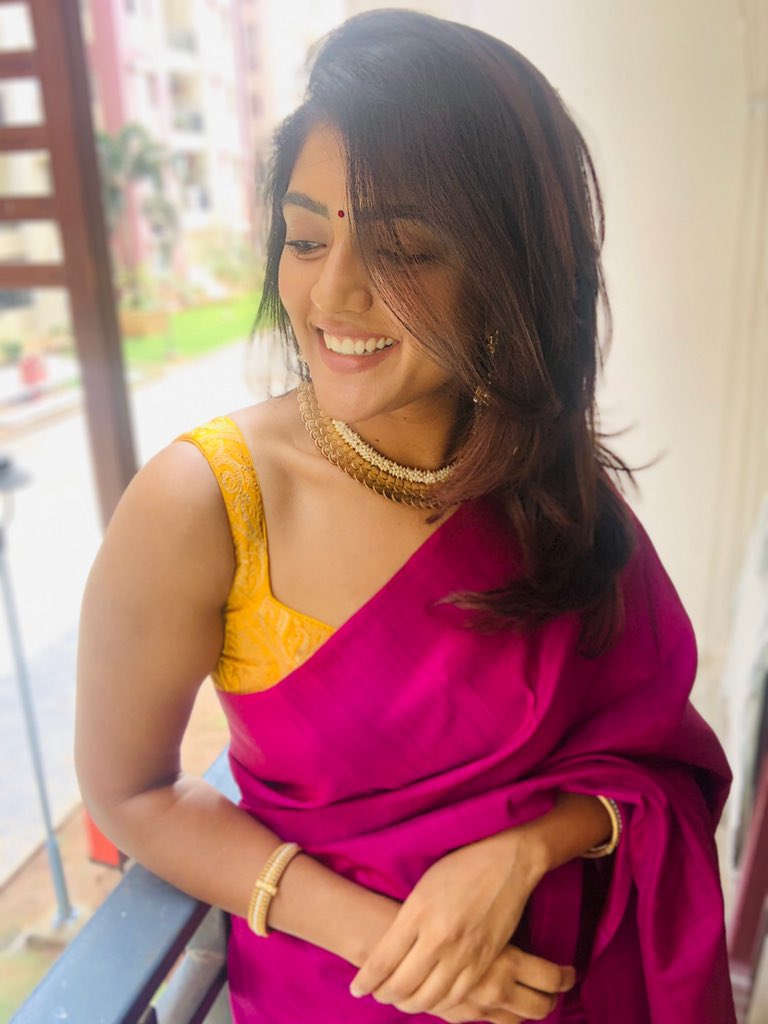 చీరలో ఈషా రెబ్బ.. అందం అదిరిందబ్బ.. వైరల్ పిక్స్