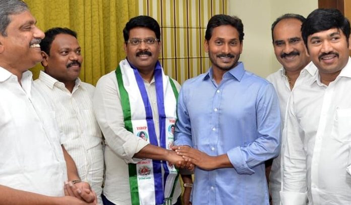 మహాప్రభో! మీరే మాకు న్యాయం చెయ్యాలి అంటూ ఏపీ మంత్రుల ముందు వైసిపీ నేతల ఆవేదన…