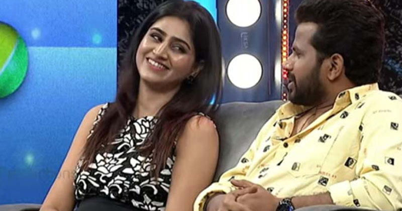 షూటింగ్ గ్యాప్‌లో అలా చేస్తాడట.. హైపర్ ఆది గుట్టువిప్పిన వర్షిణి