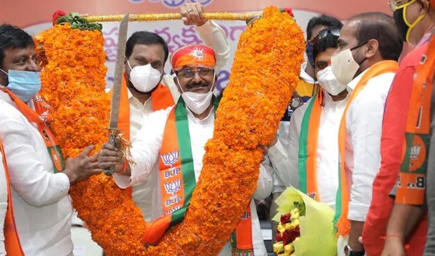 తన గొయ్యని తానే తవ్వుకుంటున్న ఆంధ్రప్రదేశ్ రాష్ట్ర బీజేపీ అధ్యక్షుడు సోము వీర్రాజు