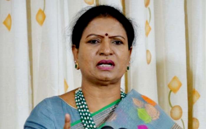 bjp leader dk aruna fires on cm kcr