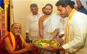 జగన్ ఫెవరేట్ స్వామీజీ స్వరూపానంద గురించి ఒక ఇంట్రెస్టింగ్ న్యూస్ వైరల్ అవుతుంది