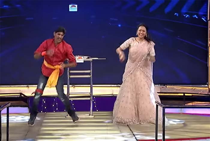 టిక్ టాక్ దుర్గారావుకు పోటీగా స్టెప్పులేయలేక చేతులెత్తేసిన యాంకర్ సుమ.. వైరల్ వీడియో