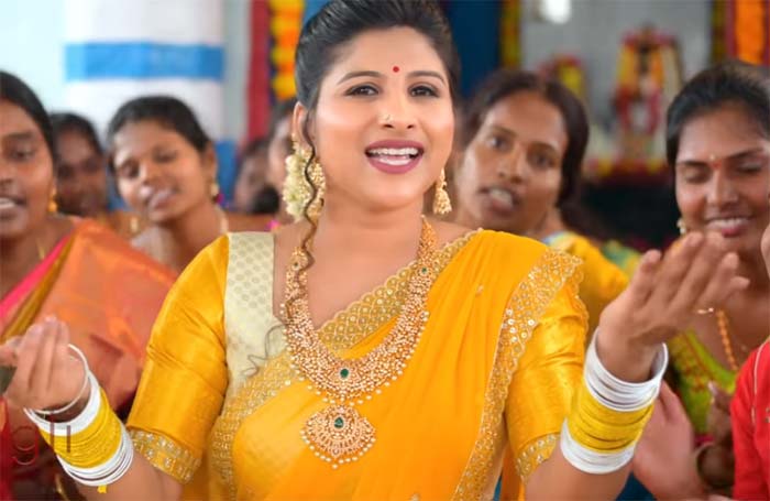 పాన్ ఇండియా సినిమాలో హీరోయిన్గా ఛాన్స్ కొట్టేసిన సింగర్ మంగ్లీ..?