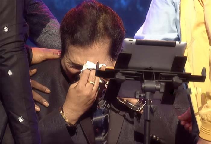 స్టేజీ మీదనే కన్నీళ్లు పెట్టుకున్న సింగర్ మనో.. వెక్కి వెక్కి ఏడ్చారు