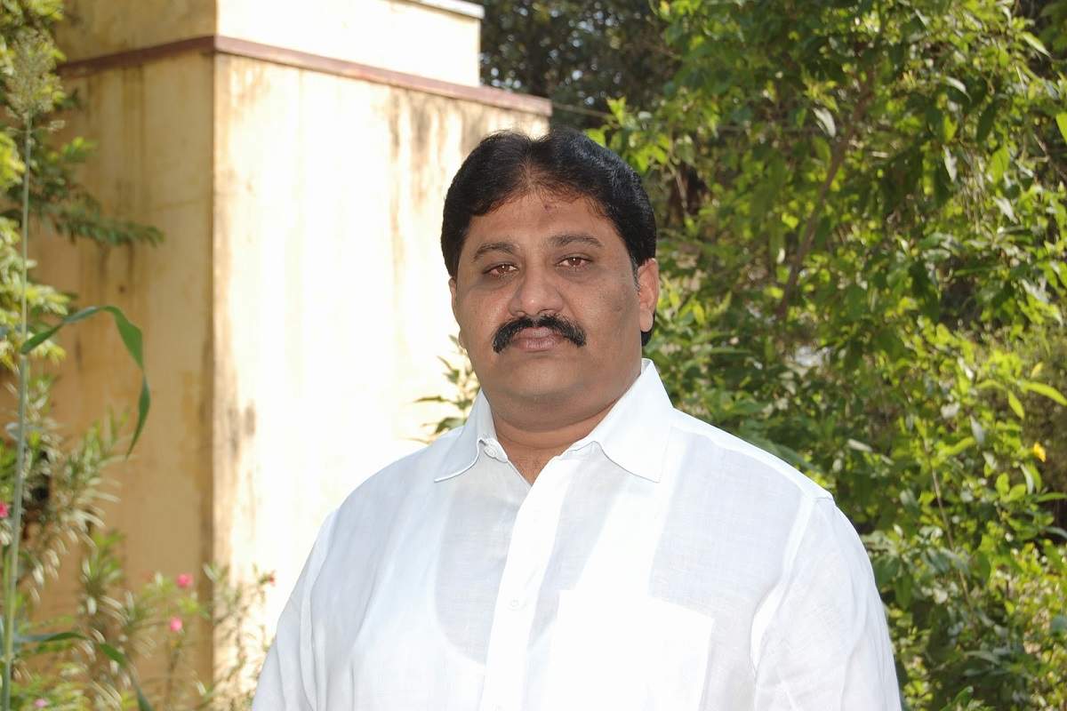 షాకింగ్ న్యూస్.. నకిలీ చెక్కుల స్కాంలో వైఎస్సార్‌సీపీ ఎమ్మెల్యేనా.. ??