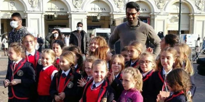 రాధేశ్యామ్ సెట్ లో ప్రభాస్.. ఏం చేస్తున్నాడో చూడండి