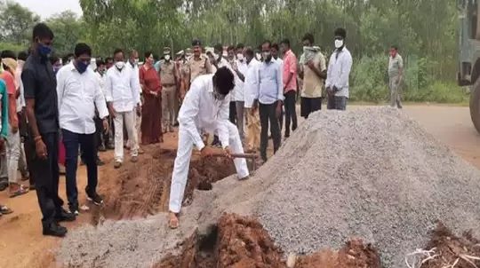 స్వయంగా పార చేత పట్టి …రోడ్డు పనులు చేసిన టీఆర్ఎస్ ఎమ్మెల్యే శంకర్ నాయక్
