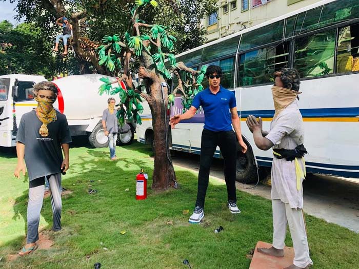 sonusood honoured with his statue at durga mandal in kolkata