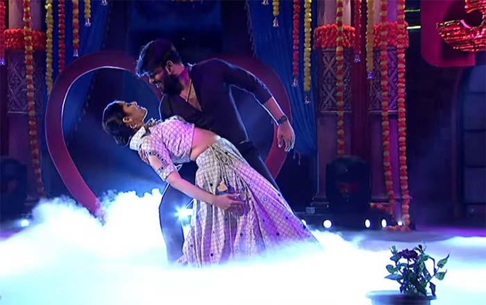 roja asks about sudheer and rashmi love story in jabardasth stage