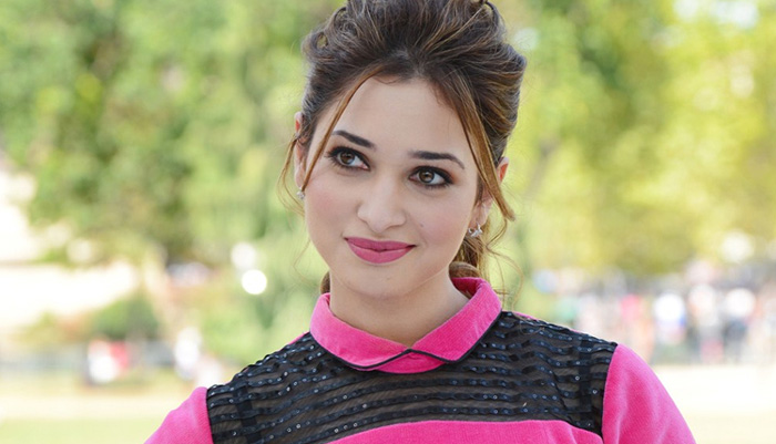 బ్రేకింగ్: నటి తమన్నాకు కరోనా.. హైఫీవర్ తో బాధపడుతున్న తమన్నా