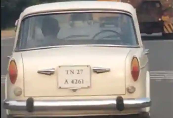 డ్రైవర్ లేకున్నా రోడ్డు మీద రయ్ మంటున్న కారు.. తలగోక్కుంటున్న నెటిజన్లు.. వైరల్ వీడియో