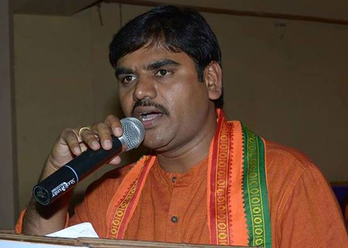 ఆడవాళ్ళ చీరల జోలికెళ్లి బండ బూతులు  తిట్టించుకుంటున్న ఏపీ బీజేపీ నేత 