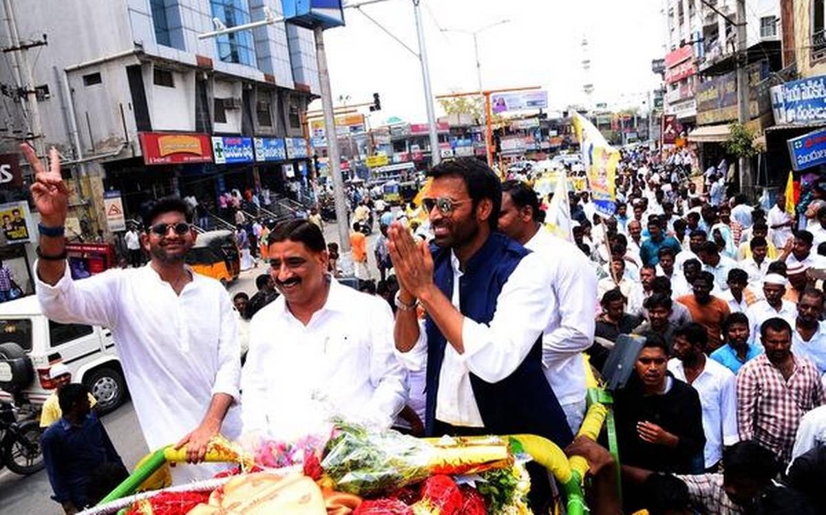 పోలీసు జీపులపై ఎక్కి జేసీ దివాకర్‌రెడ్డి వర్గీయుల హంగామా… జేసీ పవన్ కుమార్ రెడ్డి అరెస్ట్