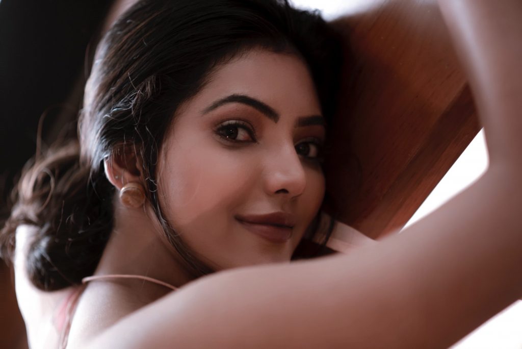 Athulya Ravi Light pink Saree Pics