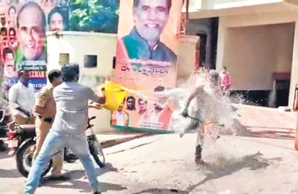 బీజేపీ ఆఫీస్ ముందు పెట్రోల్ పోసుకొని నిప్పంటించుకున్న కార్యకర్త మృతి