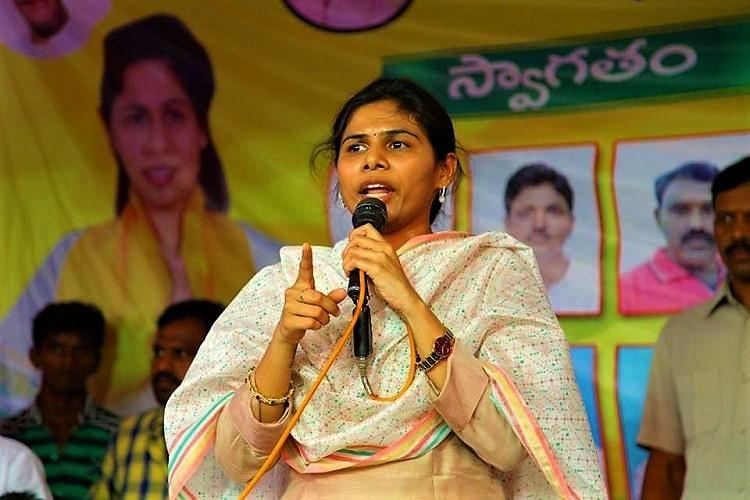 బంధుగణం, అనుచరగణం దూరమవడంతో ఒంటరైన భూమా అఖిలప్రియ