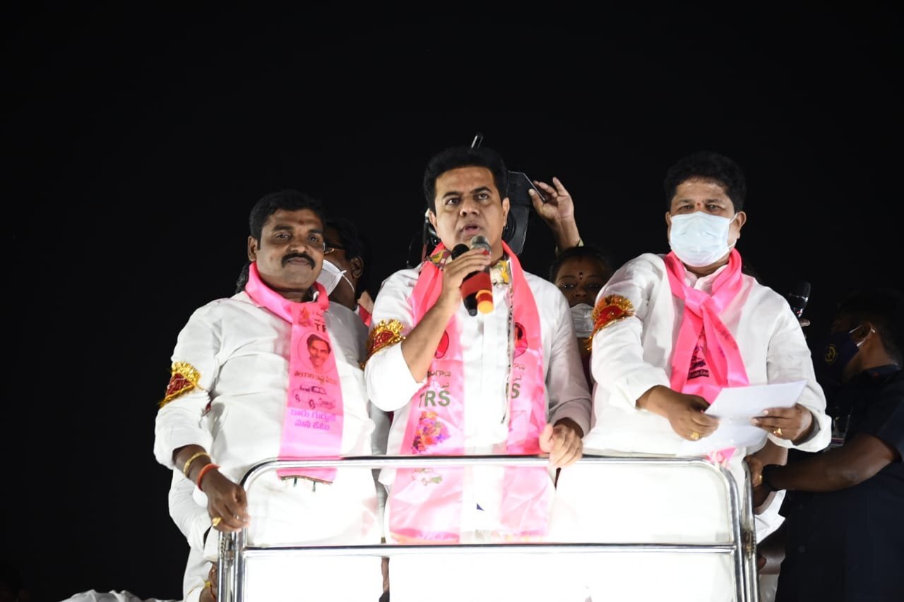 తెరాస ప్రభుత్వానికి కాంప్లిమెంట్ గా బీజేపీ  మేనిఫెస్టో ఉందంటూ కేటీఆర్ సెటైర్లు