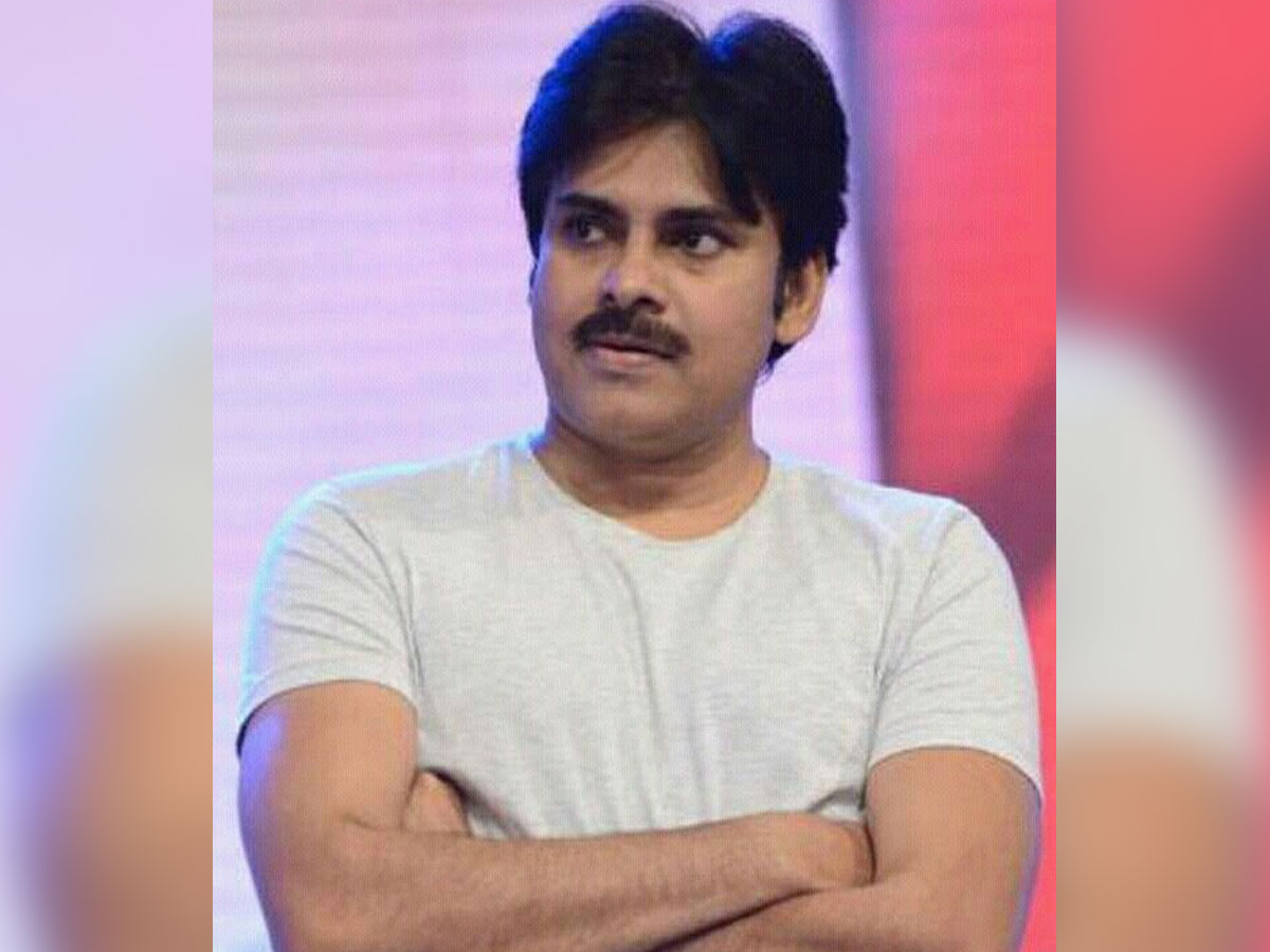 పవర్ స్టార్ కోసం దర్శకులు ఎన్నాళ్ళు వేయిట్ చేయ్యాలో కూడా క్లారిటీ ఇవ్వడం లేదా ..?