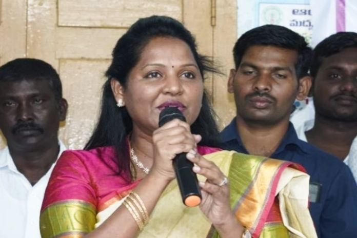 తన మీద అసత్య ప్రచారం చేస్తున్నారంటూ ఏబీఎన్ రాధా కృష్ణ మీద విరుచుకుపడిన వైసీపీ ఎమ్మెల్యే ఉండవల్లి శ్రీదేవి!