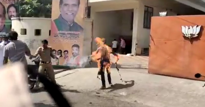 వీడియో : కేసీఆర్ కబడ్ధార్ అంటూ ఒంటికి నిప్పంటించుకున్న బీజేపీ కార్యకర్త 