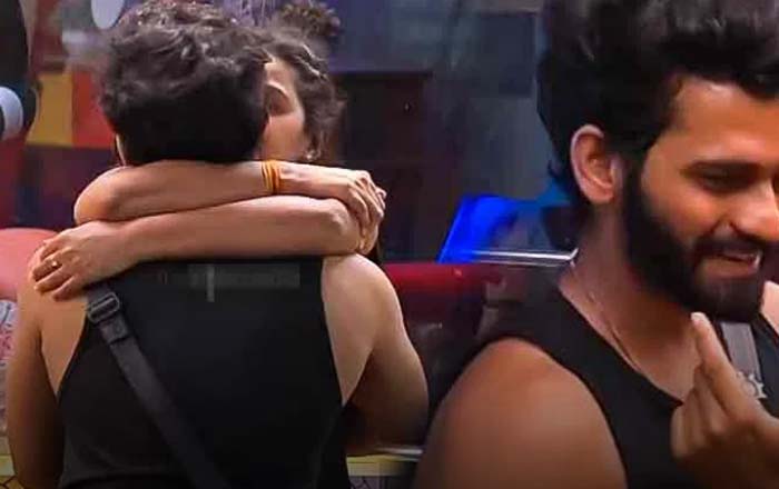 akhil and monal kiss in bigg boss house