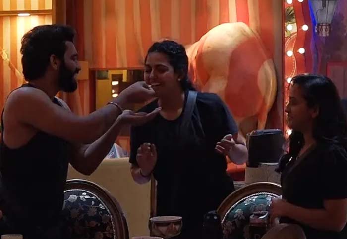 akhil and monal kiss in bigg boss house