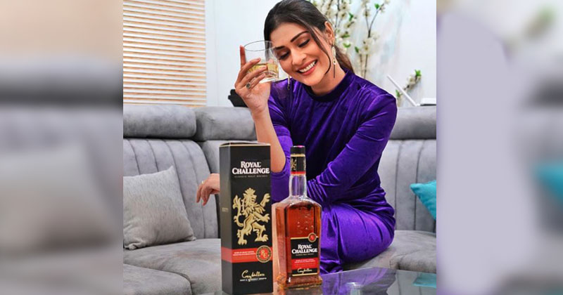 విస్కీ తాగండి చెబుతోంది.. మందు సీసాతో పాయల్ రాజ్‌పుత్ రచ్చ