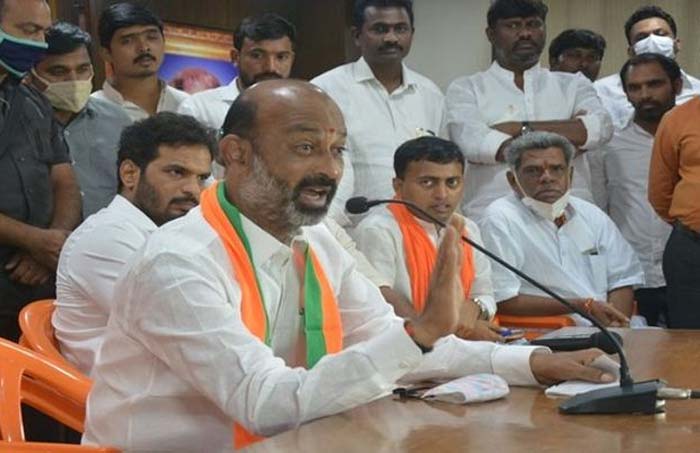 జీహెచ్ఎంసీ ఎన్నికల తర్వాత టీఆర్ఎస్ ప్రభుత్వం కూలుతుంది.. బండి సంజయ్ షాకింగ్ కామెంట్స్?