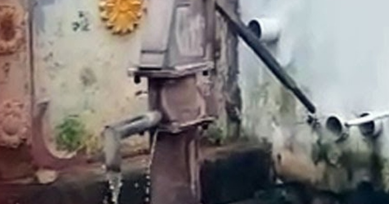 ఇదెక్కడి విచిత్రం… కొట్ట‌కుండానే బోరు నుండి ఉబికి వ‌స్తున్న జ‌ల‌ధార‌..ఆశ్చ‌ర్యంతో నోరెళ్ల‌పెడుతున్న గ్రామ ప్ర‌జ‌లు