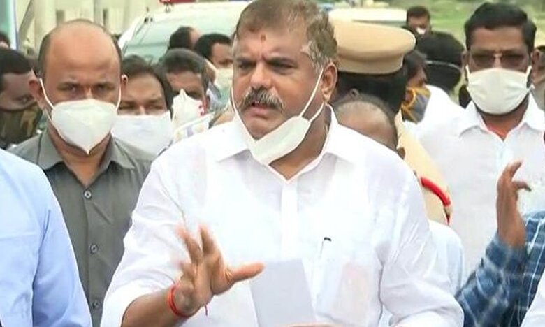 ఇంటి పోరులో  ఇరుక్కుపోయిన మంత్రి బొత్స సత్యన్నారాయణ