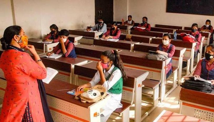 కరోనా హాట్ స్పాట్లుగా బడులు