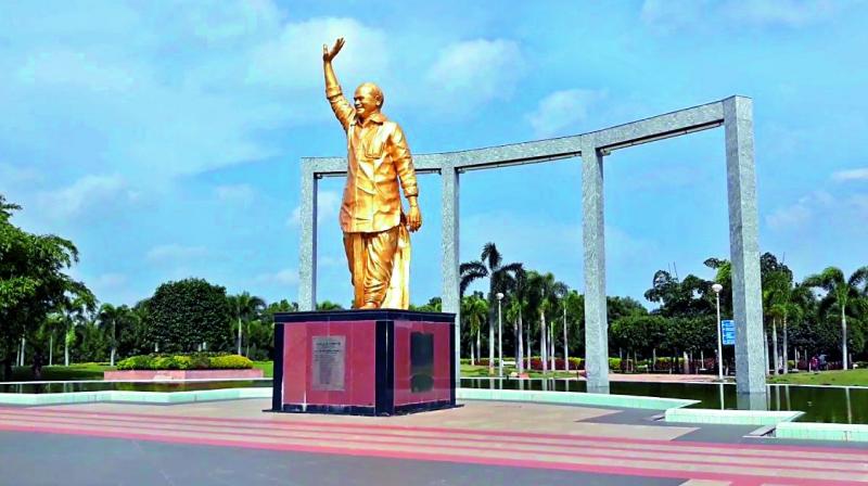 Chandrababu Naidu fearing about YSR statue 