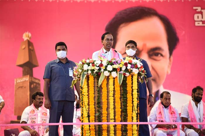 ‘బక్క కేసీఆర్ ను కొట్టేందుకు గింతమందా? కేసీఆర్ మీ బిడ్డ.. ఎప్పుడూ తెలంగాణలోనే ఉంటడు’