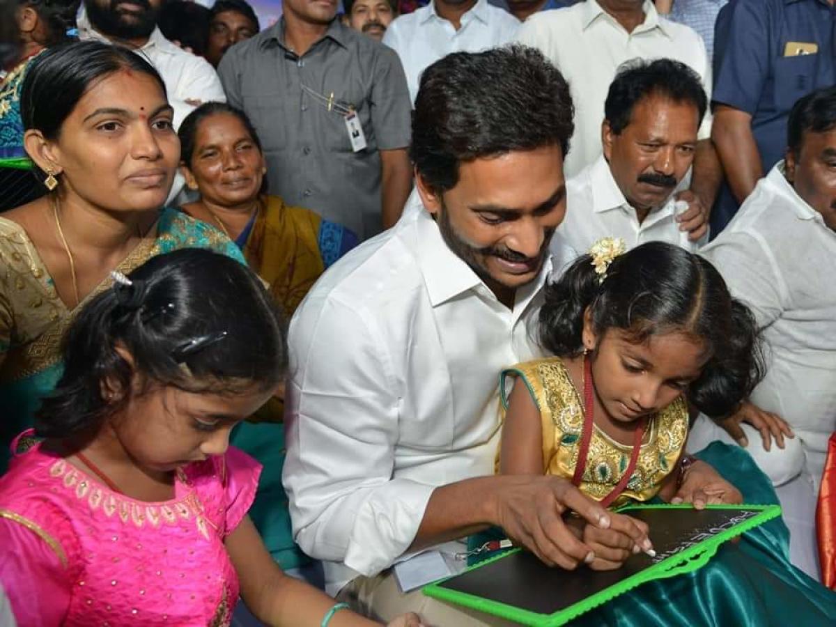 థాంక్స్ జగన్ అంకుల్ అంటున్న ఏపీ లోని పిల్లలు !