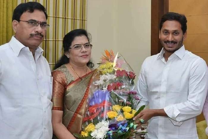 killi kruparani shock to cm ys jagan