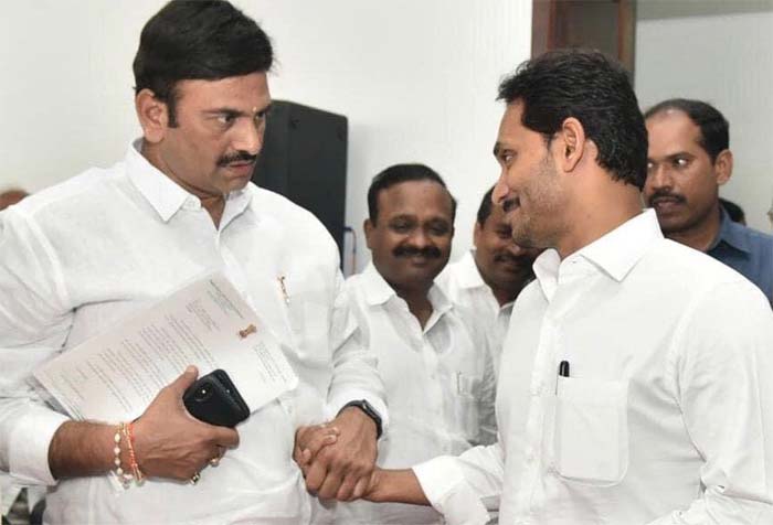 జగన్ తన సీఎం పదవికి త్వరలోనే రాజీనామా చేస్తారు.. రెబల్ ఎంపీ షాకింగ్ కామెంట్స్?