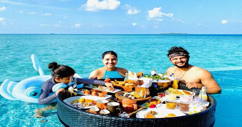 స‌ముద్రంలో బ‌ర్త్‌డే వేడుక‌లు.. వైర‌ల్‌గా మారిన ఫొటోలు