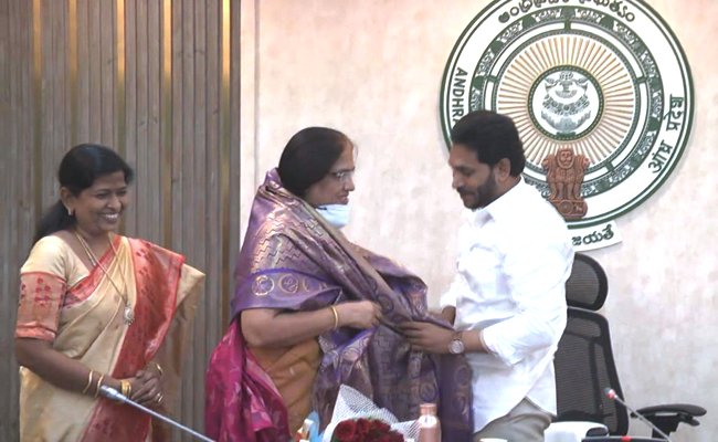 సీఎస్‌ నీలం సాహ్ని ని ఘనంగా సత్కరించిన సీఎం వైఎస్ జగన్ !‌