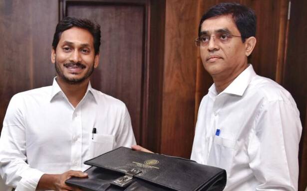 ఆ మంత్రితో జగన్ అలా ఎందుకు అన్నారు … తాడేపల్లిలో ఇదే హాట్ టాపిక్ !