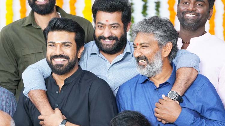 ఆర్ ఆర్ ఆర్ ట్రైలర్ కి డేట్ ఫిక్స్ చేసిన రాజమౌళి.. ఆ రోజే ఎందుకంటే ..?