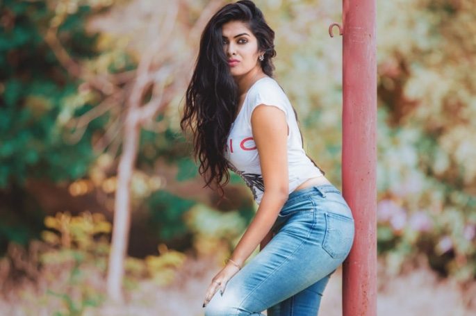 వెండితెర మీద అయినా వంద రోజులు ఉండాలనే ఆశతో ఎదురుచూస్తున్న సొట్ట బుగ్గల బిగ్ బాస్ పాప