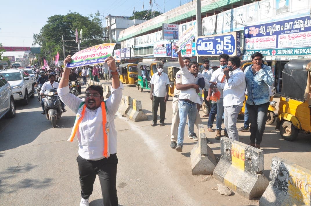  congress leaders protest for jobs in kammam district