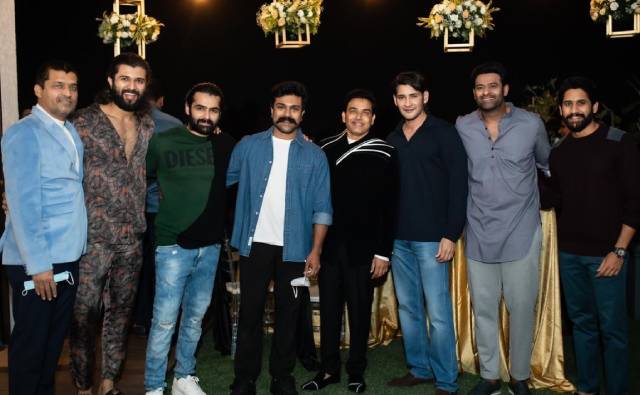 స్టార్ హీరోలంతా ఒకే ఫ్రేమ్‌లో.. అదిరిందమ్మా!