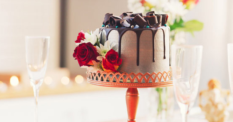 వైన్ గ్లాస్‌తో కేక్ క‌టింగ్‌.. క‌రోనా టైంలో ఇలా చేయ‌డం బెట‌రేమో అంటున్న నెటిజ‌న్స్