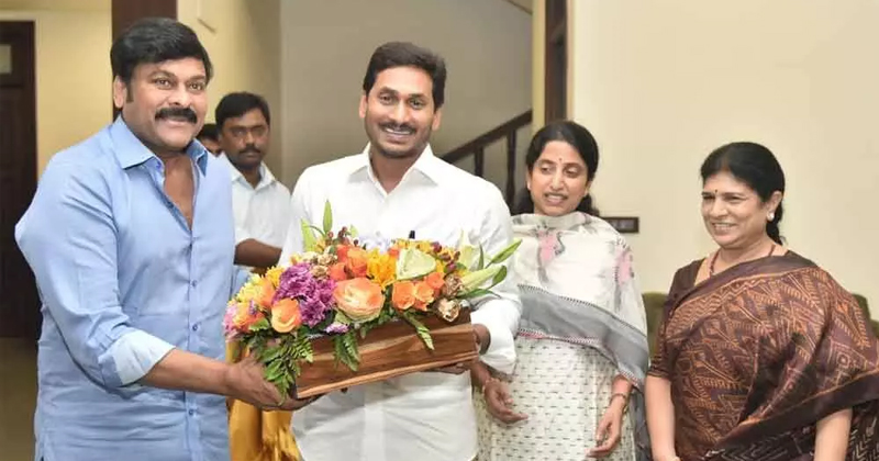 జగన్‌కి చిరంజీవి విషెస్‌: టీడీపీకి కాలుతోందక్కడ.!