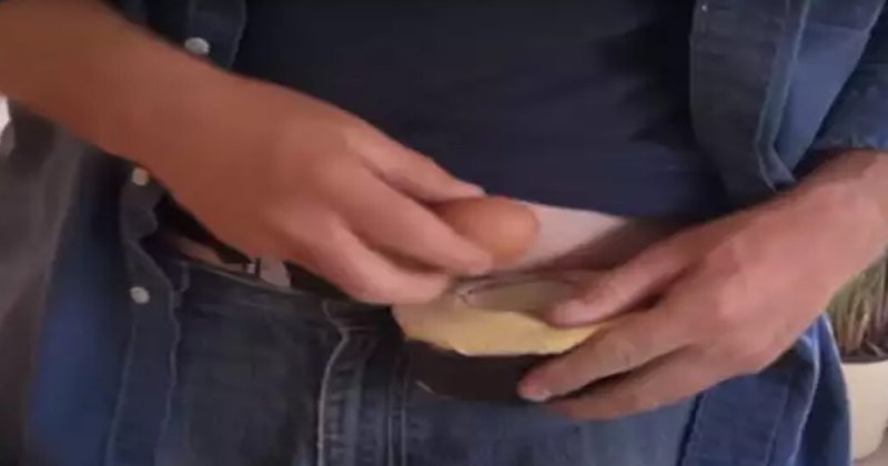 వీడియో: బాతు గుడ్డు పొదిగిన పురుషుడు.. ఇదెక్క‌డి విచిత్రం అంటూ ముక్కున వేలేసుకుంటున్న నెటిజ‌న్స్